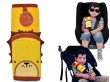 Dziecko siedzące w foteliku ma założony na pasach bezpieczeństwa miękki ochraniacz w żółtym kolorze.
