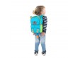 Kilkuletni chłopiec niesie niebieski plecak z motywem misia.