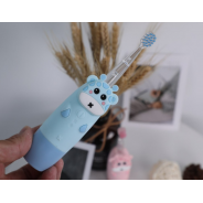 Niebieska szczoteczka soniczna do mycia zębów dla dzieci z uroczą żyrafą.