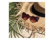 Przeciwsłoneczne okulary w kształcie serca leżą na plaży wraz z kapeluszem.