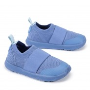 Niebieskie buty typu skarpeta dla dzieci.