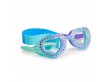 Błękitno - miętowe okulary do pływania w kształcie serduszek.