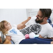 Króliczek Honey Bunny leży na kolanach kilkuletniej dziewczynki bawiącej się ze swoim tatem.
