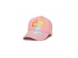 Różowa czapka z błyszczącym daszkiem dla dziewczynki.
