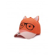 Wesoła czapka z daszkiem dla dzieci z motywem pomarańczowego liska w okularach.