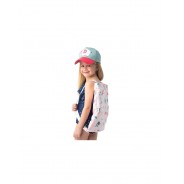 Kilkuletnia dziewczynka z plecakiem na plecach ma na głowie stylową czapkę z daszkiem od marki Flapjack.
