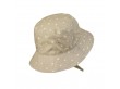 jasnobrązowy kapelusik dla dziecka wiązany pod szyją.