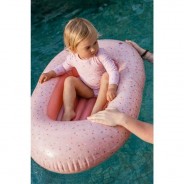 Dziewczynka pływająca na pontoniku z serii Little Pink Flowers
