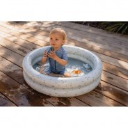 Dziecko kąpie się w basenie marki Little Dutch.
