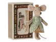 Myszka w stroju księżniczki schowana w kartonowym pudełku z wygodną pościelą.