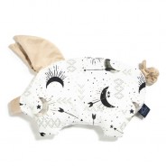 Płaska poduszka dla dzieci w kształcie świnki w księżycowy wzór.