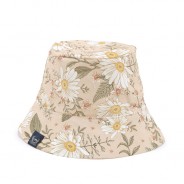 Kwiatowy kapelusz dla dzieci w stylu bucket hat.