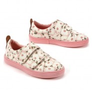 Buty w kwiatki na elastycznej i antypoślizgowej podeszwie w kolorze różowym.