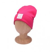 Różowa czapka dla dziewczynki uszyta z prążkowanej bawełny.