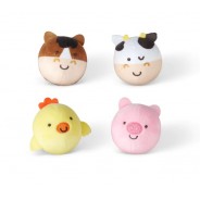 Zestaw czterech miękkich piłeczek dla niemowląt w kształcie wiejskich zwierzątek.
