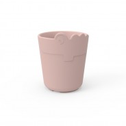 Różowy kubeczek dla dziecka wykonany z odpornego na stłuczenia materiału.