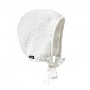 Biała cieplutka czapeczka dla maluszka od marki Elodie Details.