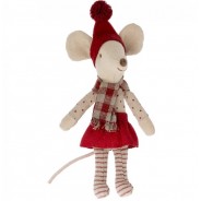 Pluszowa myszka w świątecznej spódniczce i czapeczce.