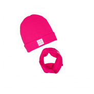 Zestaw czapka i szalik w różowym kolorze.