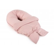 Wielofunkcyjna poduszka ciążowa która może być kokonem dla noworodka w kolorze różowym.
