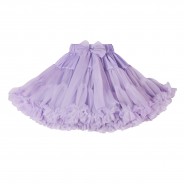 Fioletowa spódniczka dla dziewczynki z dużą ilością falbanek.