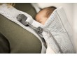 Srebrne nosidełko do noszenia dziecka.