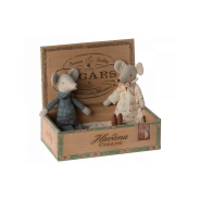 Dwie przytulanki myszki mieszkające w pudełku po cygarach.