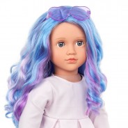 Lalka z niebiesko różowymi włosami.