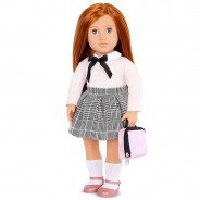 Duża lalka z rudymi włosami ubrana w szkolny mundurek.