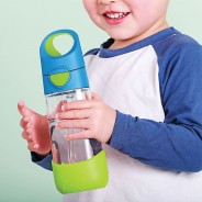 Mały chłopiec trzyma w rączce butelkę tritanową w kolorze niebiesko - zielonym.