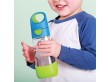 Mały chłopiec trzyma w rączce butelkę tritanową w kolorze niebiesko - zielonym.