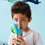 Kilkuletni chłopiec pije przez silikonową słomkę napój z termicznej butelki B.Box.