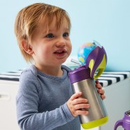 Mały chłopiec trzyma w rączkach butelkę termiczną z silikonową słomką.