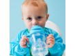 Mały chłopiec pije wodę z niebieskiego kubka ze słomką.
