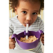 Chłopiec jedzący płatki z mlekiem z miseczki od B.box.